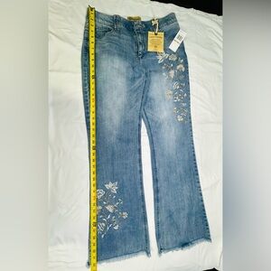 Democracy Ab Technology Booty Lift Jeans Size 12 Floral Embroidered Raw Hem NWT